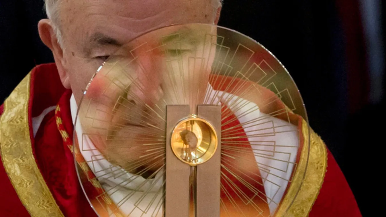 Nem fért fel Áder gépére a szent könyök