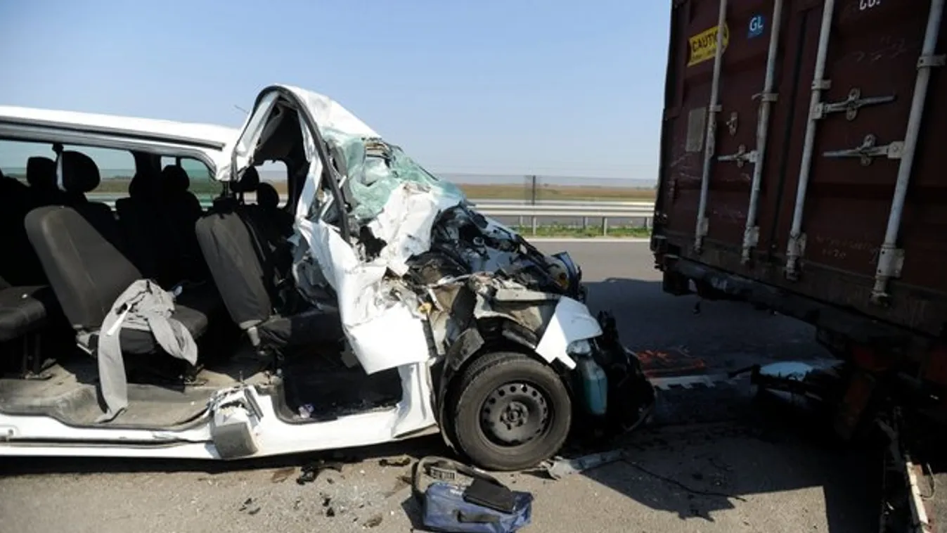 Szörnyű baleset az M4-esen, felismerhetetlenné roncsolódott a kisbusz - fotók