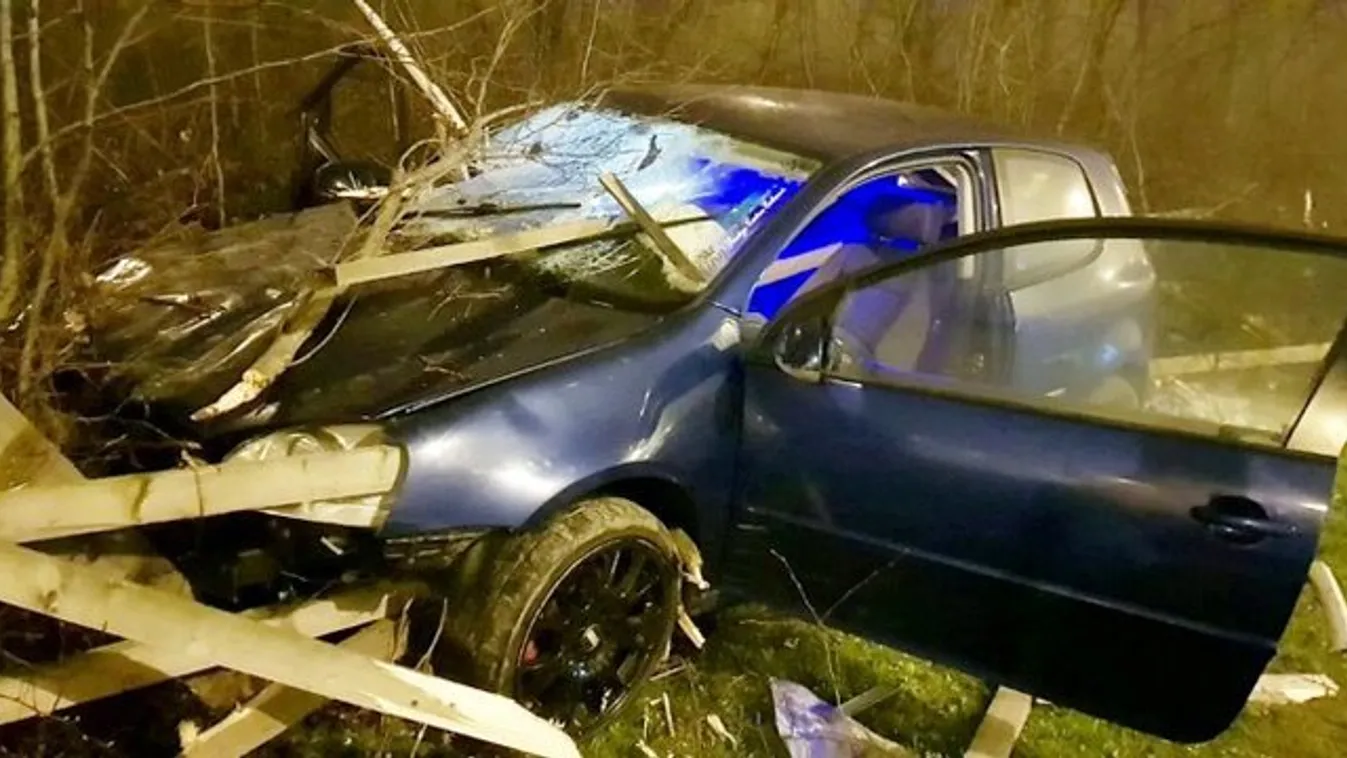 Centikkel kerülte el őket az autójukba fúródó gerenda - fotók