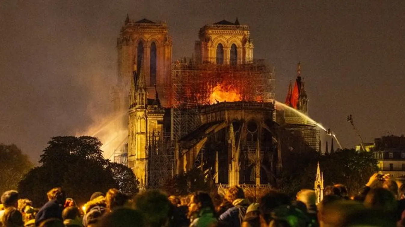Hős káplán mentette ki Krisztus töviskoszorúját