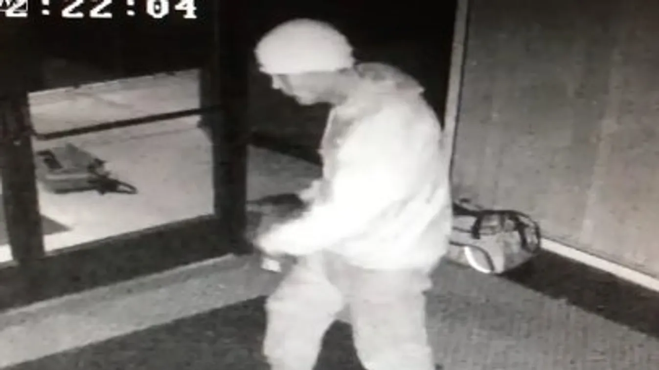 A biztonsági kamerák előtt örömtáncolt a nem túl okos betörő  – videó