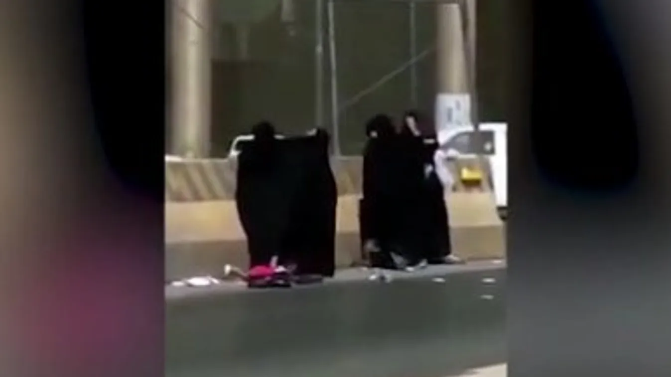 Annyira verekedtek a hidzsábos asszonyok, az sem érdekelte őket, hogy a gyerek leesett - videó
