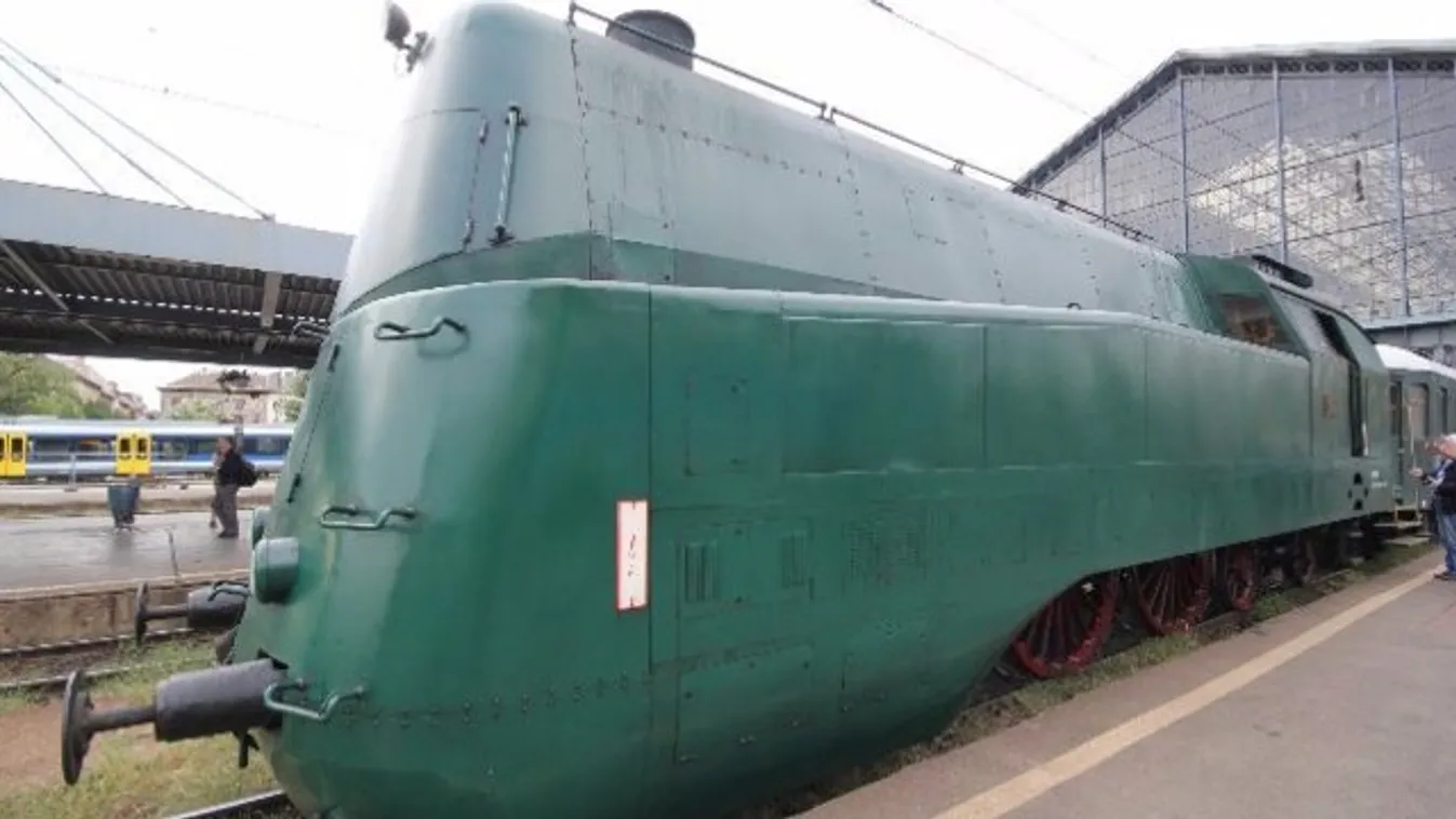 Nem, ez nem egy tank, hanem a MÁV 160-nal repesztő gőzmozdonya
