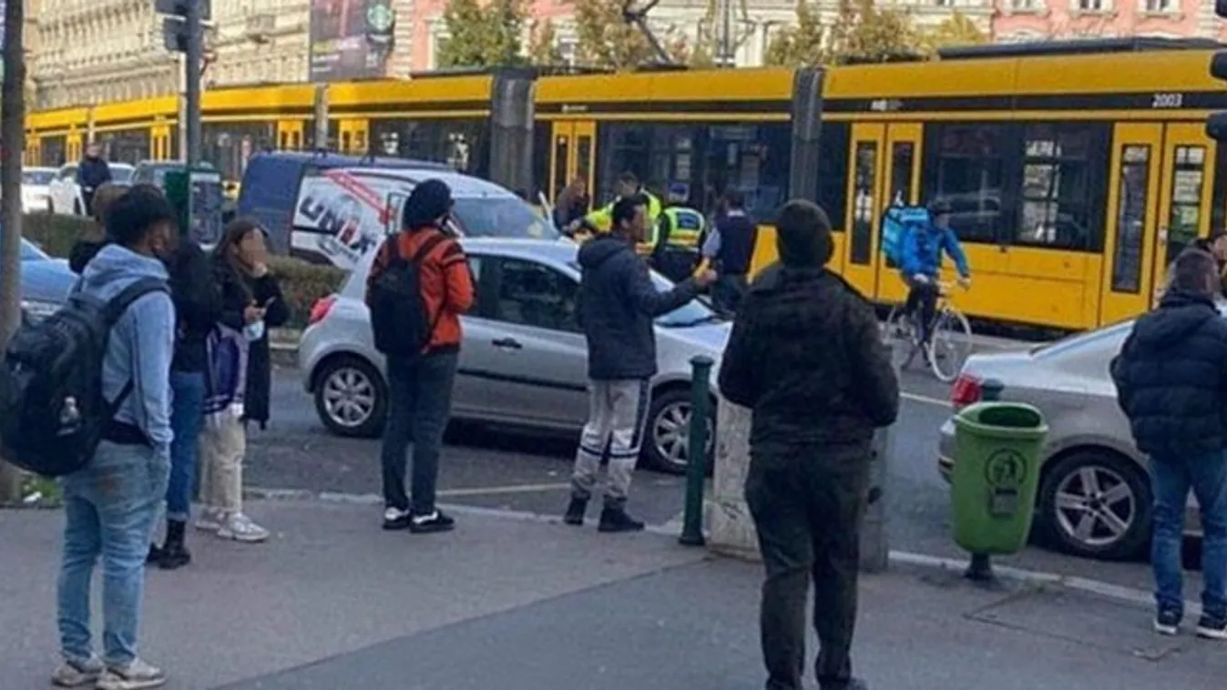 Óriási baleset az Oktogonnál: Villamossal ütközött egy autó – fotó