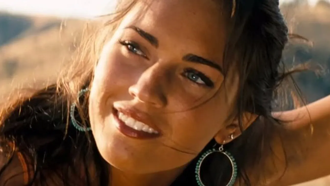Vadító szerkóban szexiskedett Megan Fox - fotók