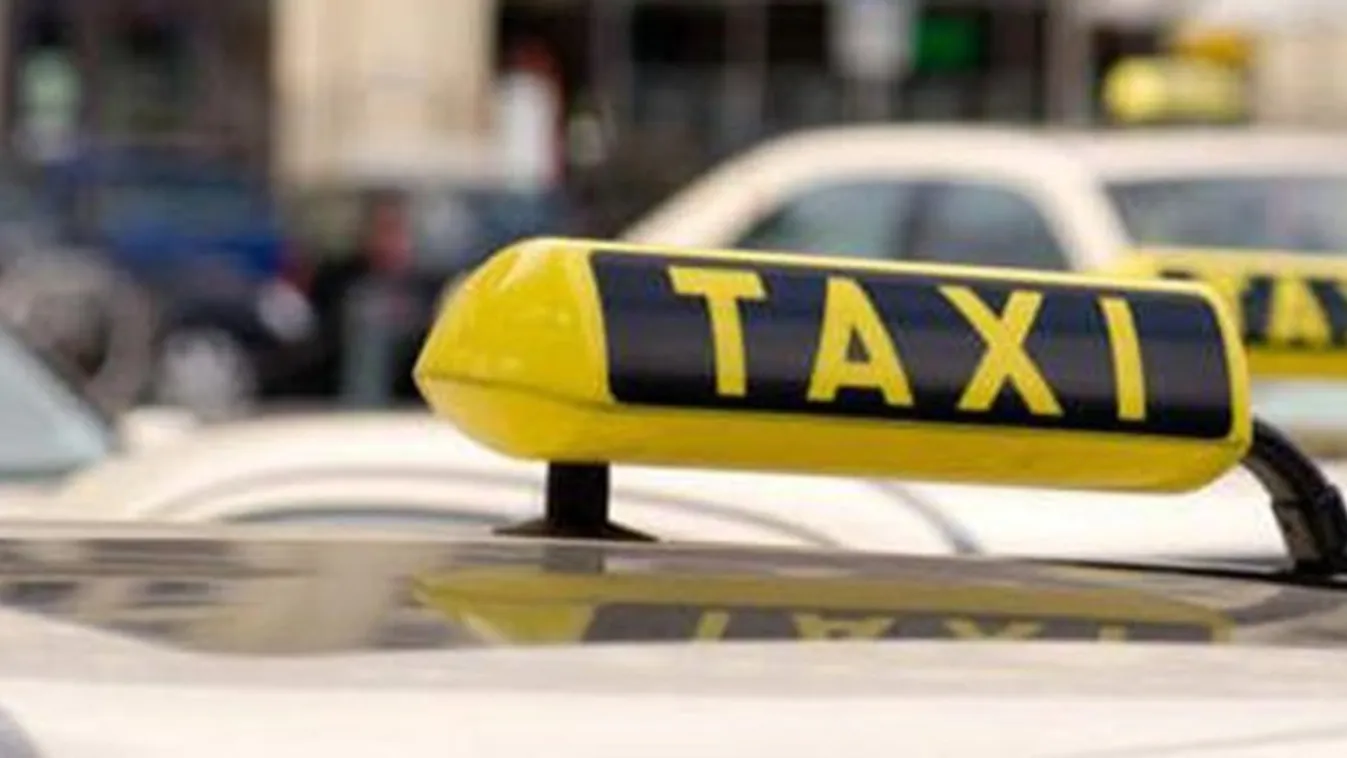 Arcon rúgott egy taxist a Deák téren egy fiatal nő