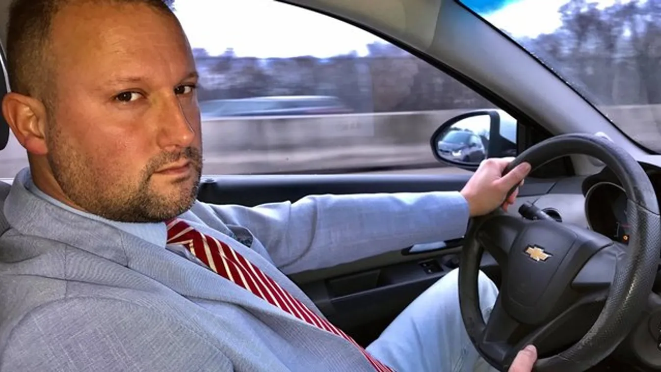 Mindenki őt akarja: A taxisofőr Alekoszért egyenesen bomlanak a telt nők