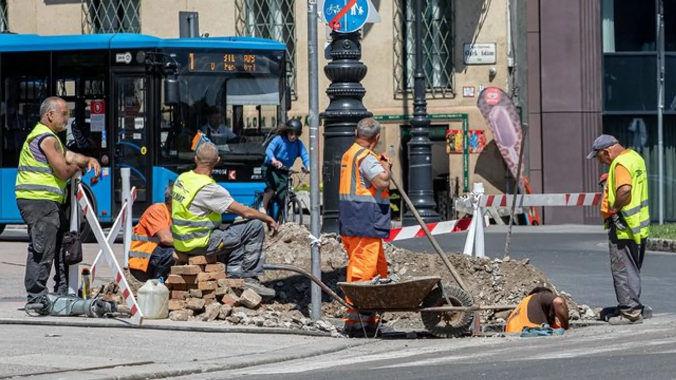 Nem halad a munka: Még mindig ásítoznak a melósok a Lánchídon