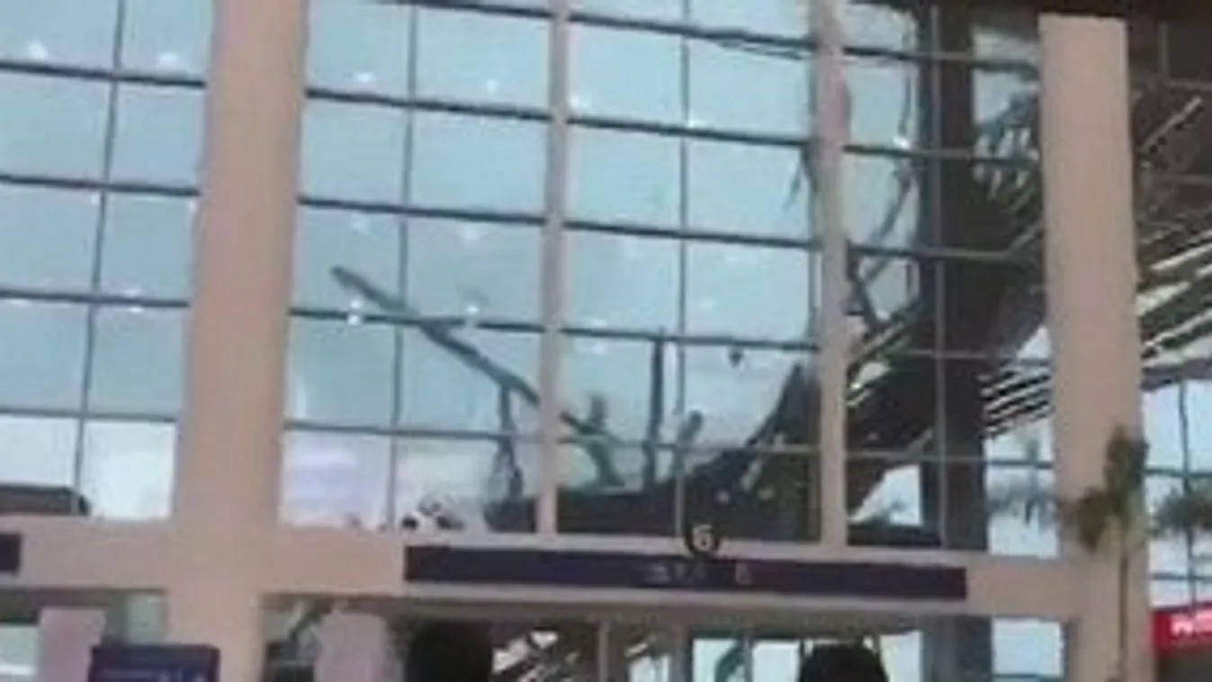 Így cincálta szét a szél egy kínai reptér tetejét - videó