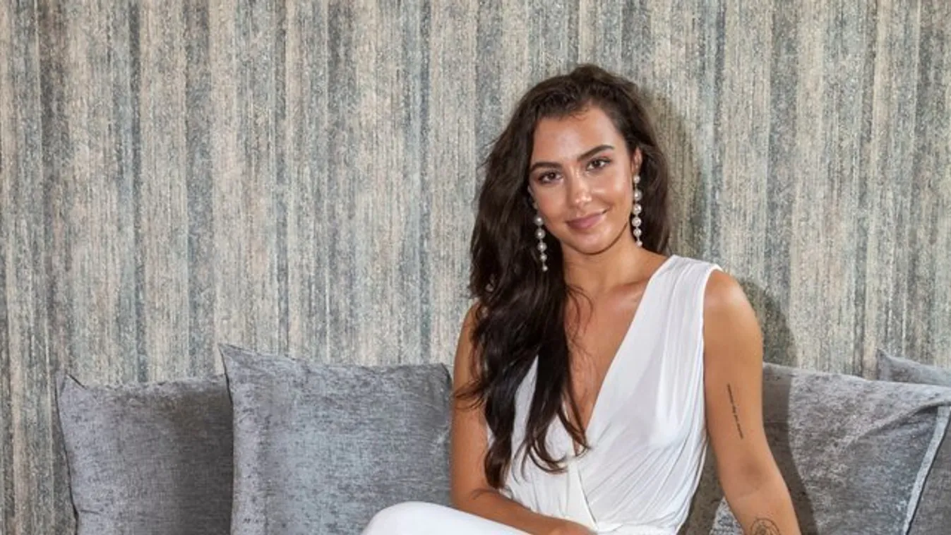 „Ha JLo vagy Rihanna tolja meztelenül, azt szabad” – Tóth Andi új, bugyis klipjét közönségesnek minősítették, kitört a háború