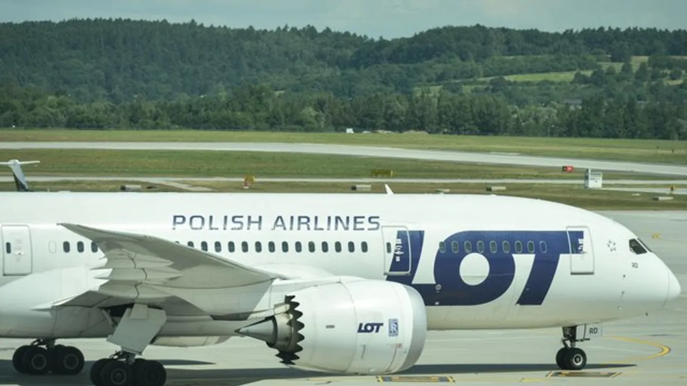 Botrány a reptéren: 4 órát ültek a gépen, ami fel sem szállt