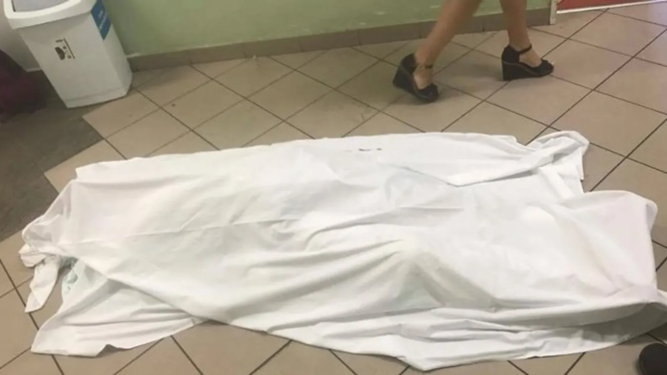 Órákig kerülgették a földön heverő holttestet a pszichiátrián