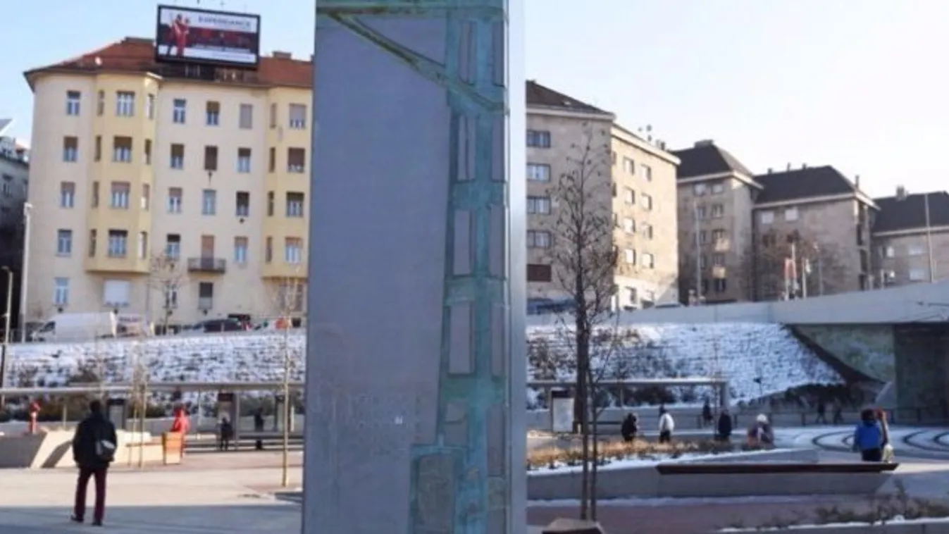 Emberi óra került a Széll Kálmán térre - fotó