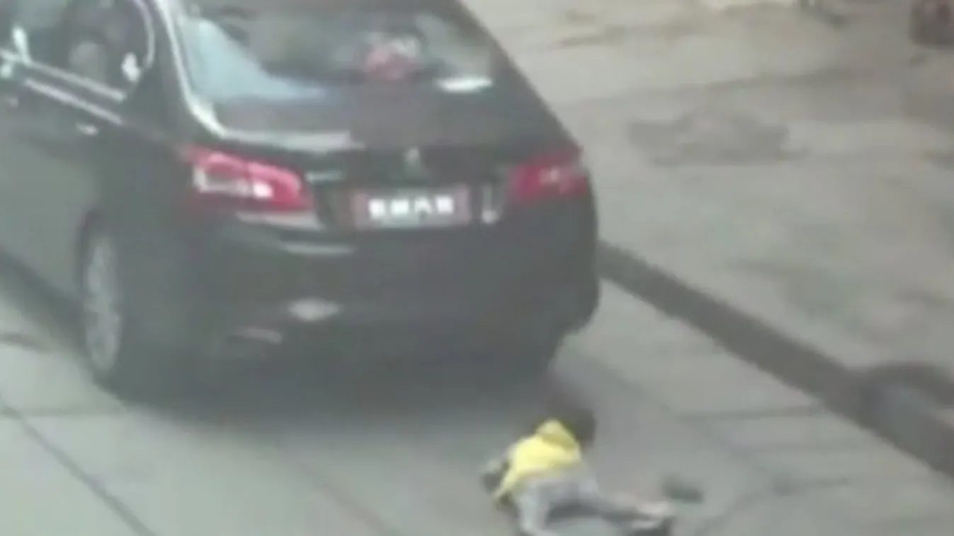 Sokkoló: átgázolt a kisgyereken, észre sem vette - videó