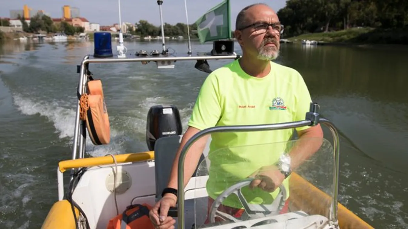 Önkéntes vízi mentőkkel járőröztünk a Tiszán