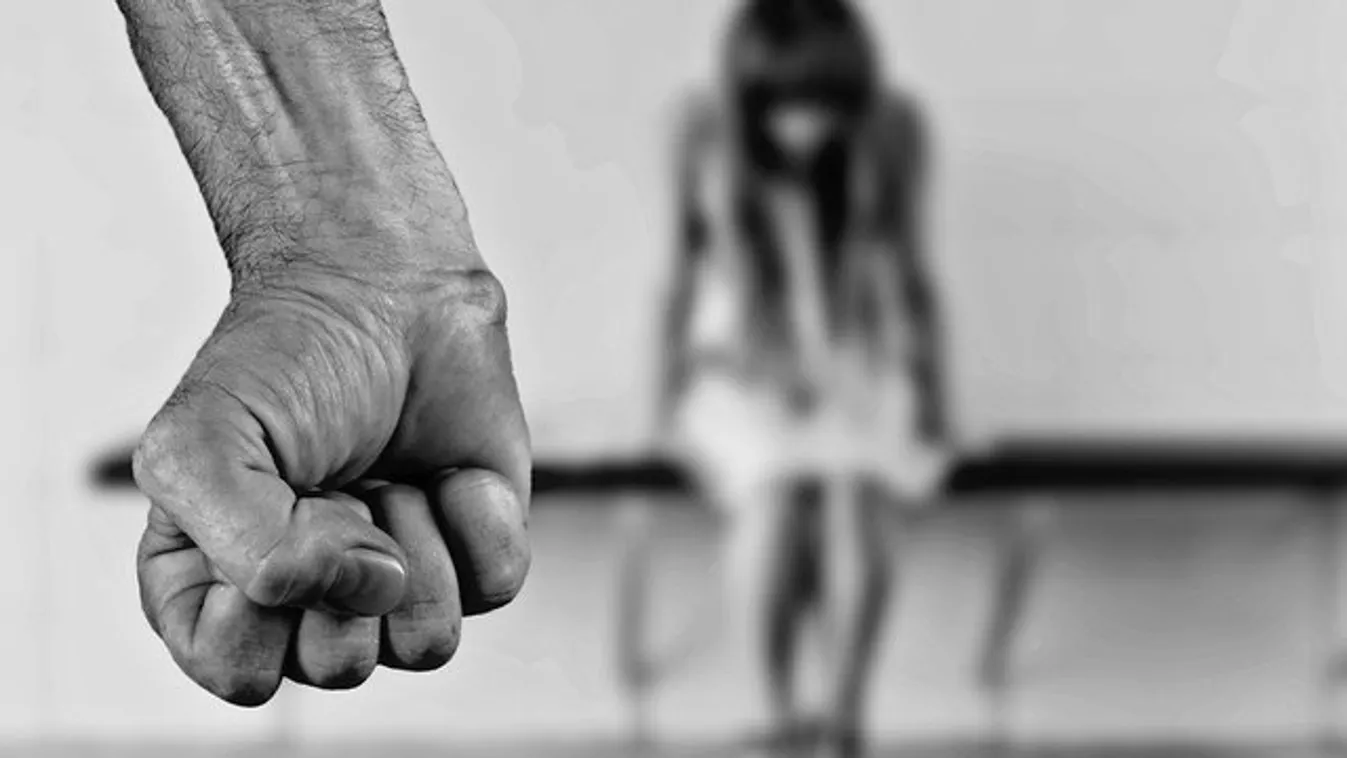 Pornót nézetett nevelt lányával a tiszabői rém, miközben szörnyű dolgokat tett vele