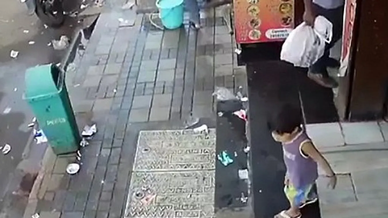 Fényes nappal rabolták el az apja mellől az indiai kislányt – videó
