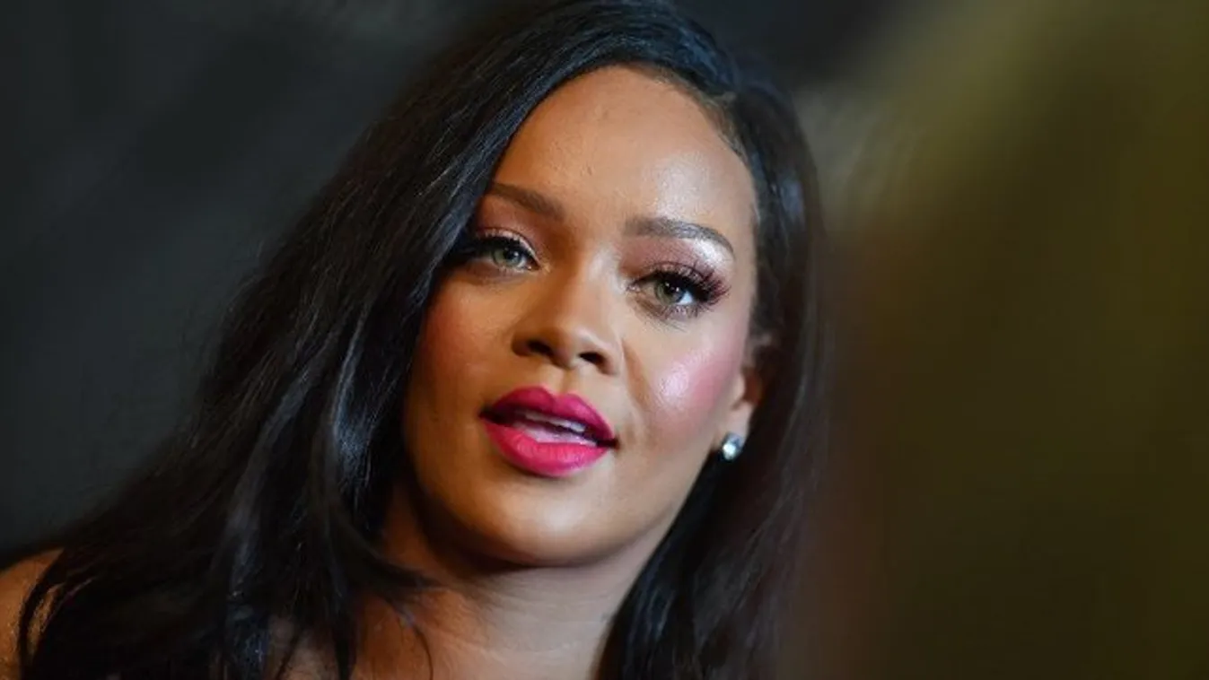 Rihanna melltartó nélkül lépett át az új évbe - fotó