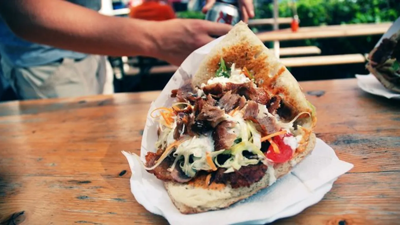 Szerencsétlen férfi 30 kilométert autózott, hogy a kocsijában ülve, de festői környezetben ehesse meg a kebabját, de jól megbüntették a rendőrök