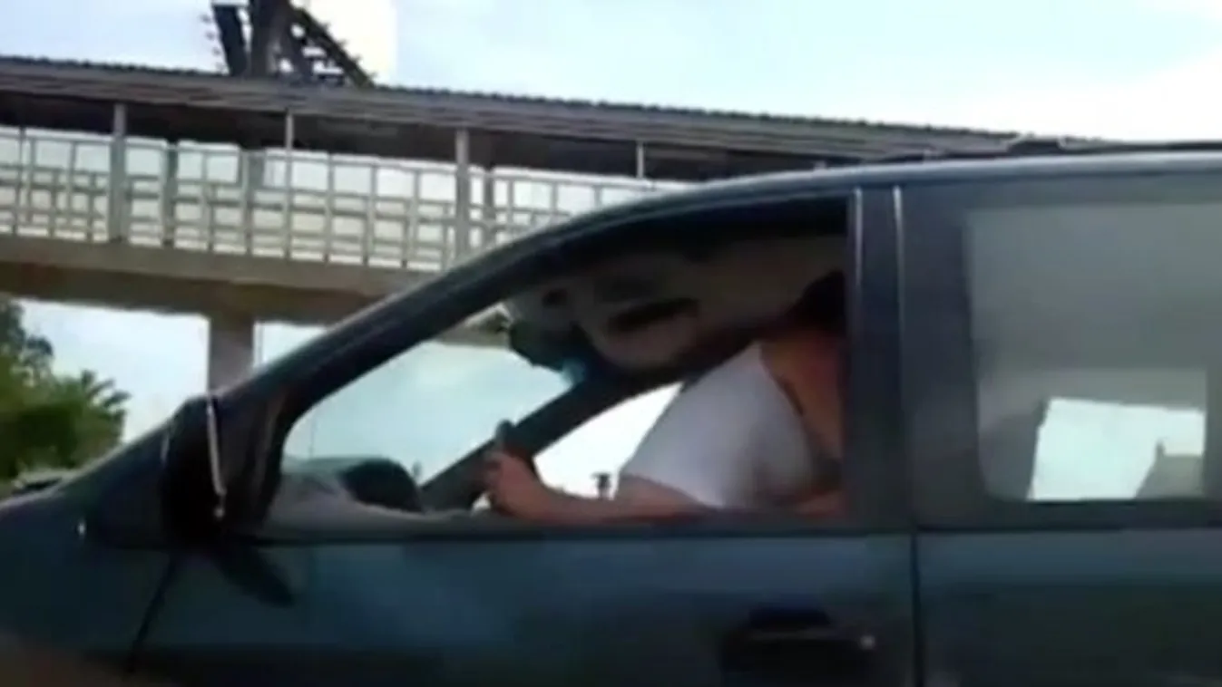 Autópályán, vezetés közben tette magáévá utasa a sofőrt - videó
