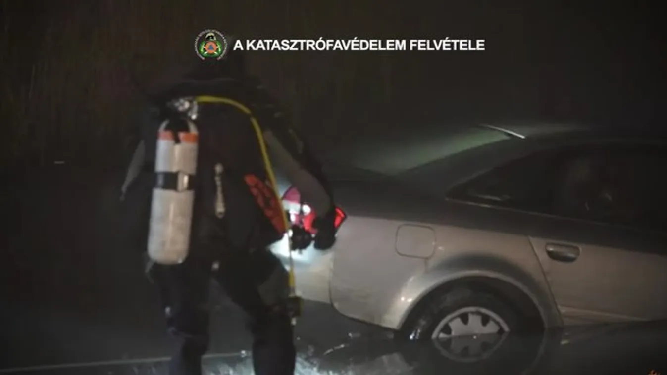 Vak sötétben és ködben kellett kihúzni egy Audit a Dunából: hárman ültek benne - Videó