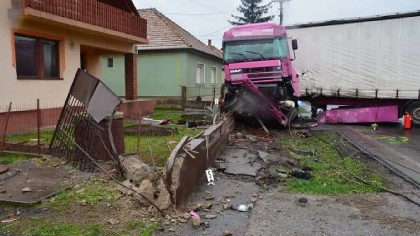 A sofőr elaludt, a rózsaszín kamion mindent letarolt - fotók