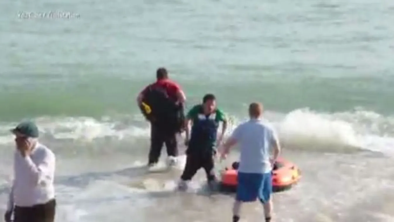 Gumicsónakos menekültek érkeznek a strandolók közé – videó