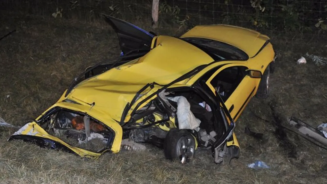 Ketten meghaltak, mikor három autó ütközött az M5-ösön – megrázó fotók