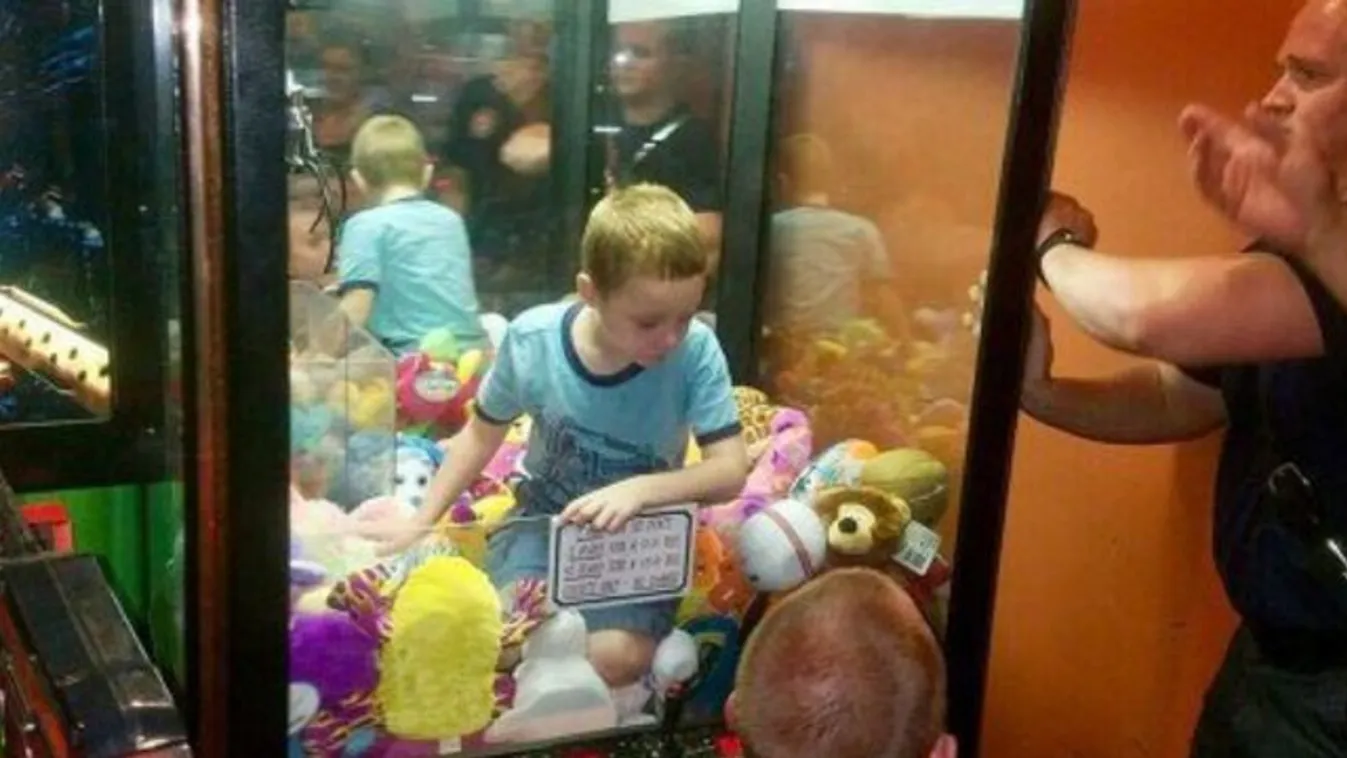 Beszorult az automatába a kisfiú