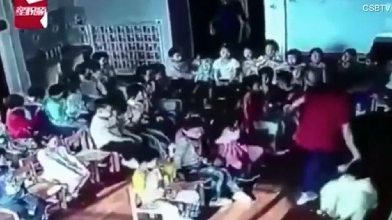 Falba verte az ötéves kislány fejét az óvónő - videó