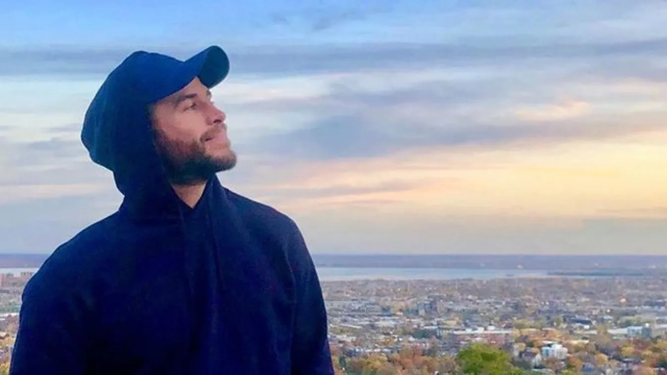 Saját képe miatt perelik Liam Hemsworth-t