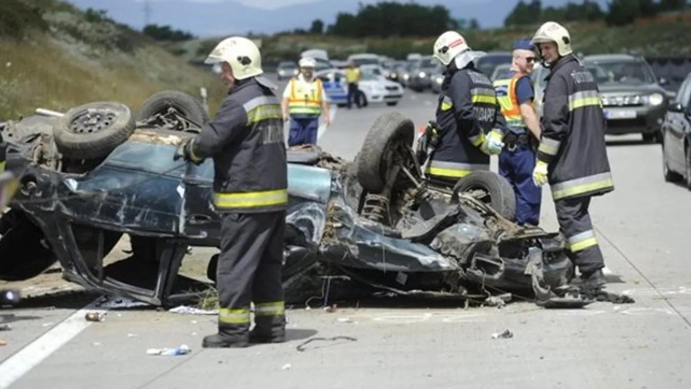Ripityára tört Csömörnél a rendőrök elől menekülő autó - fotó