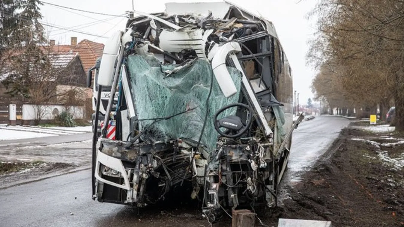 Buszbaleset Lőrincinél: rosszulléte közben is utasai életét mentette a sofőr – videó