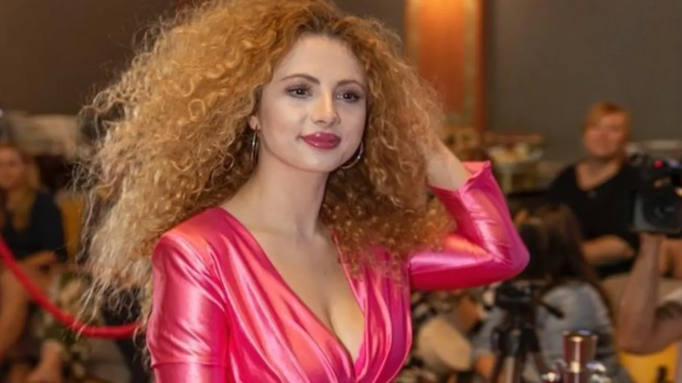 Itt valami félreértés lehet, ez a nő biztosan nem Opitz Barbi!