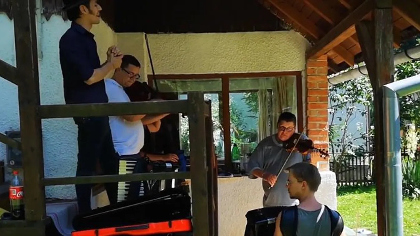 A mulatozás sosem alszik Tusványoson: még a kertben is húzzák a zenészek – videó