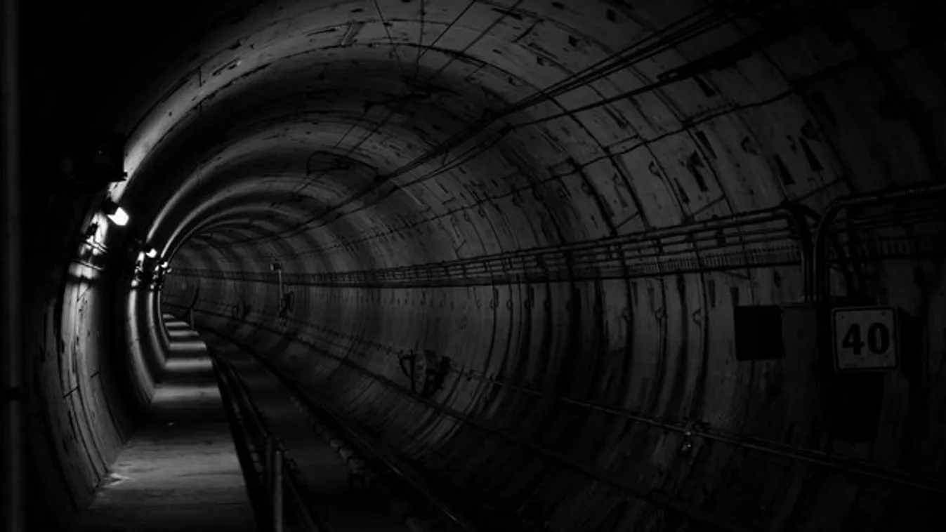 Hátborzongató felvétel: Leköpte és a metró alá lökte a fiatal nőt egy fantom