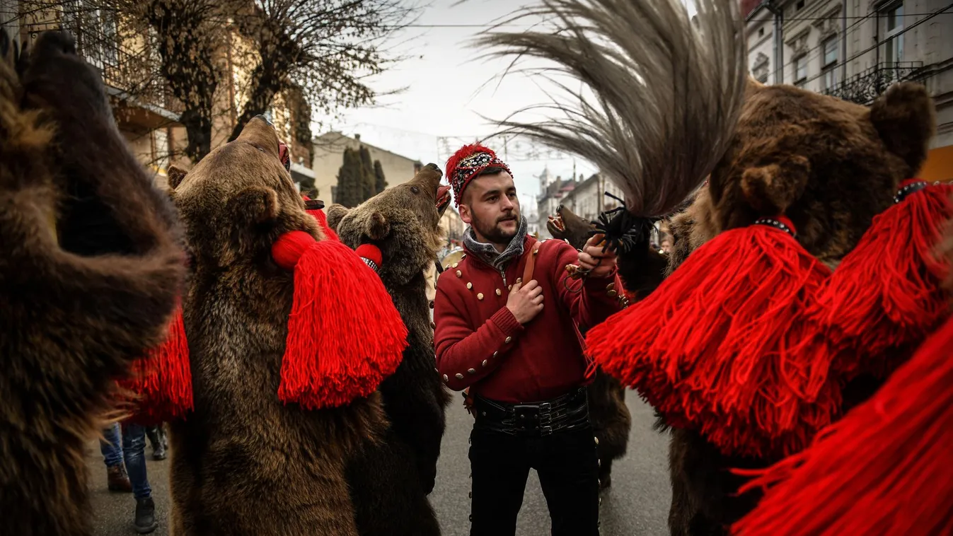 Repülő bútorok, víz alatti fák és táncoló medvék - újévi szokások a világ körül