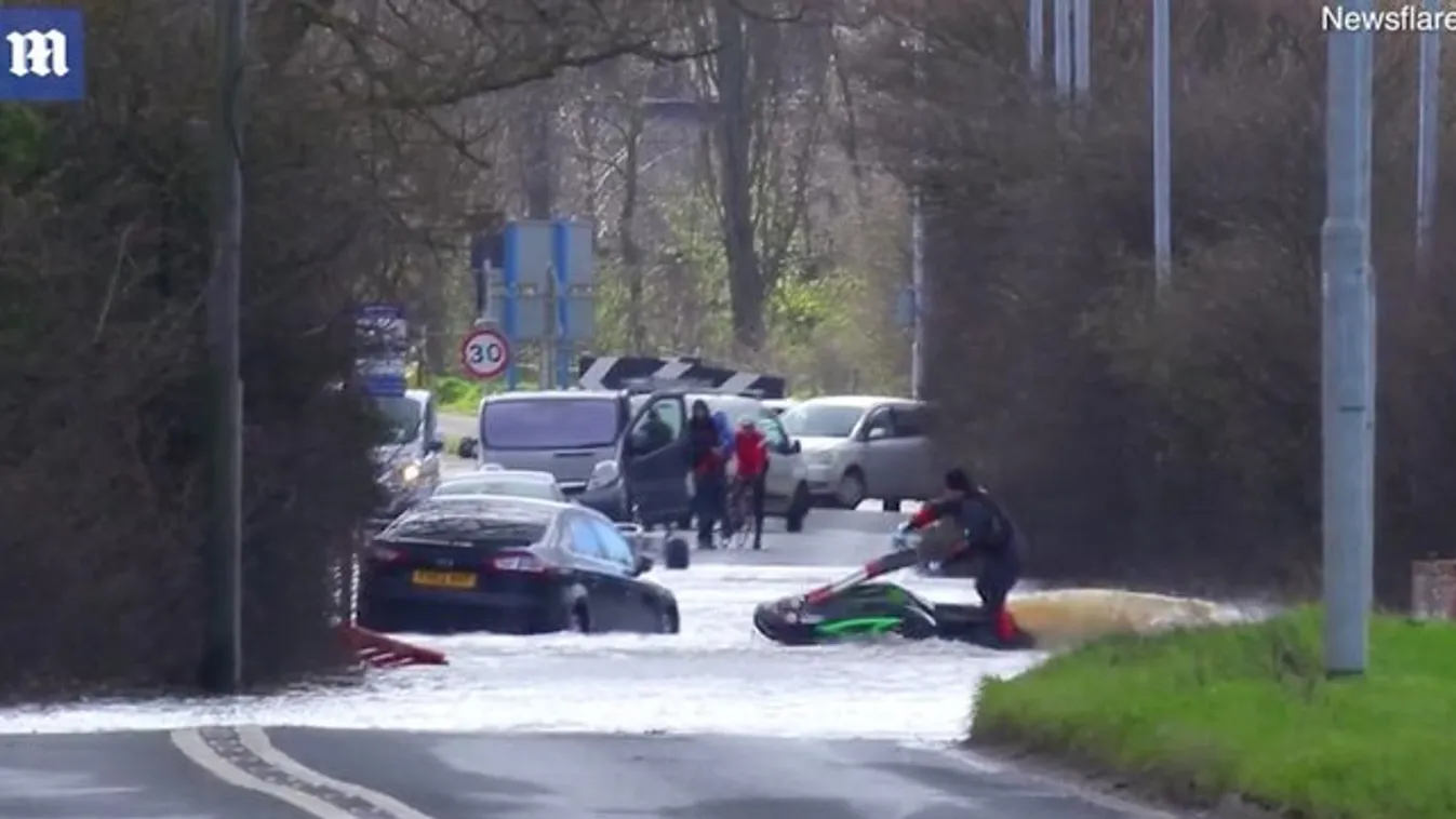 Annyi eső esett, hogy az utcán jet skizett