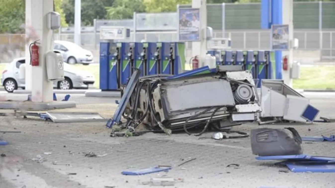Durva képek: letarolt egy benzinkutat egy autós az M3-ason