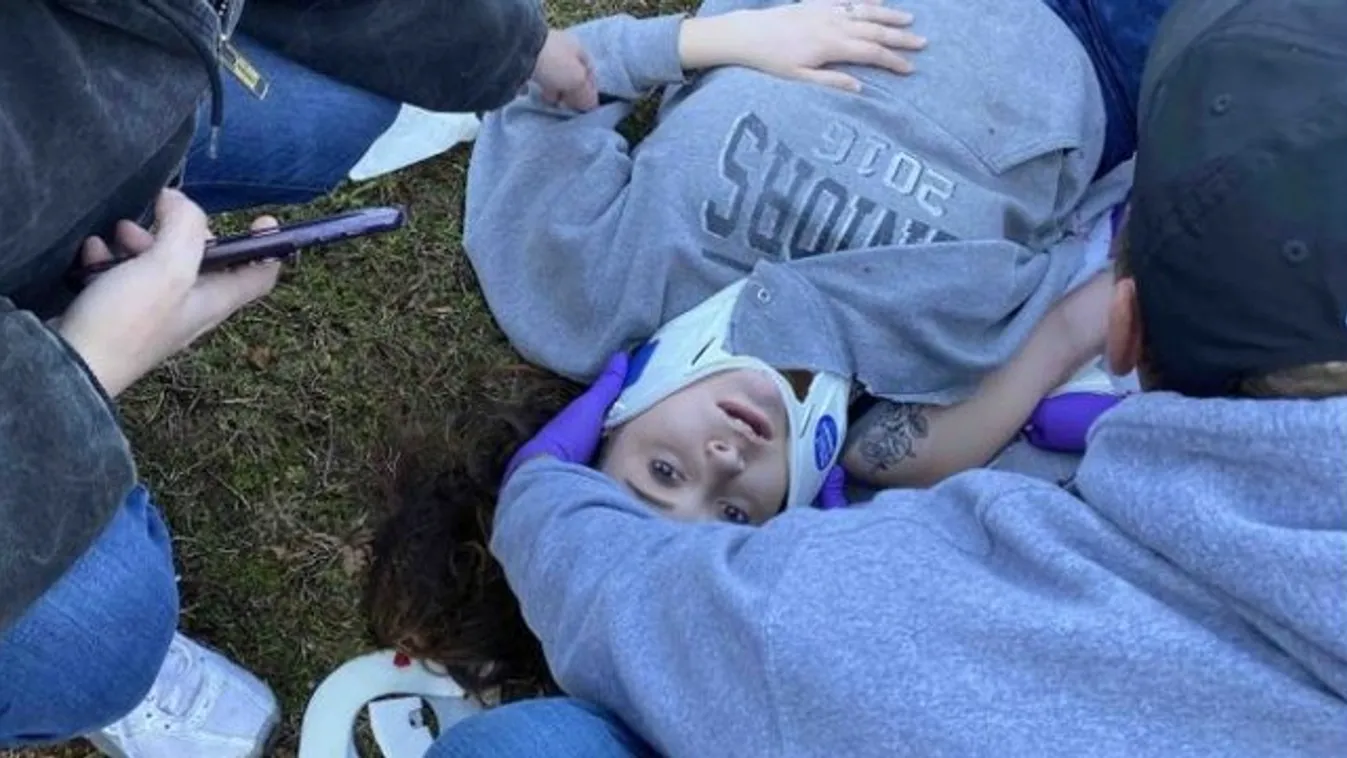 Sokkoló videó! 22 éves lányt talált el a horrorbalesetben kettészakadt autó