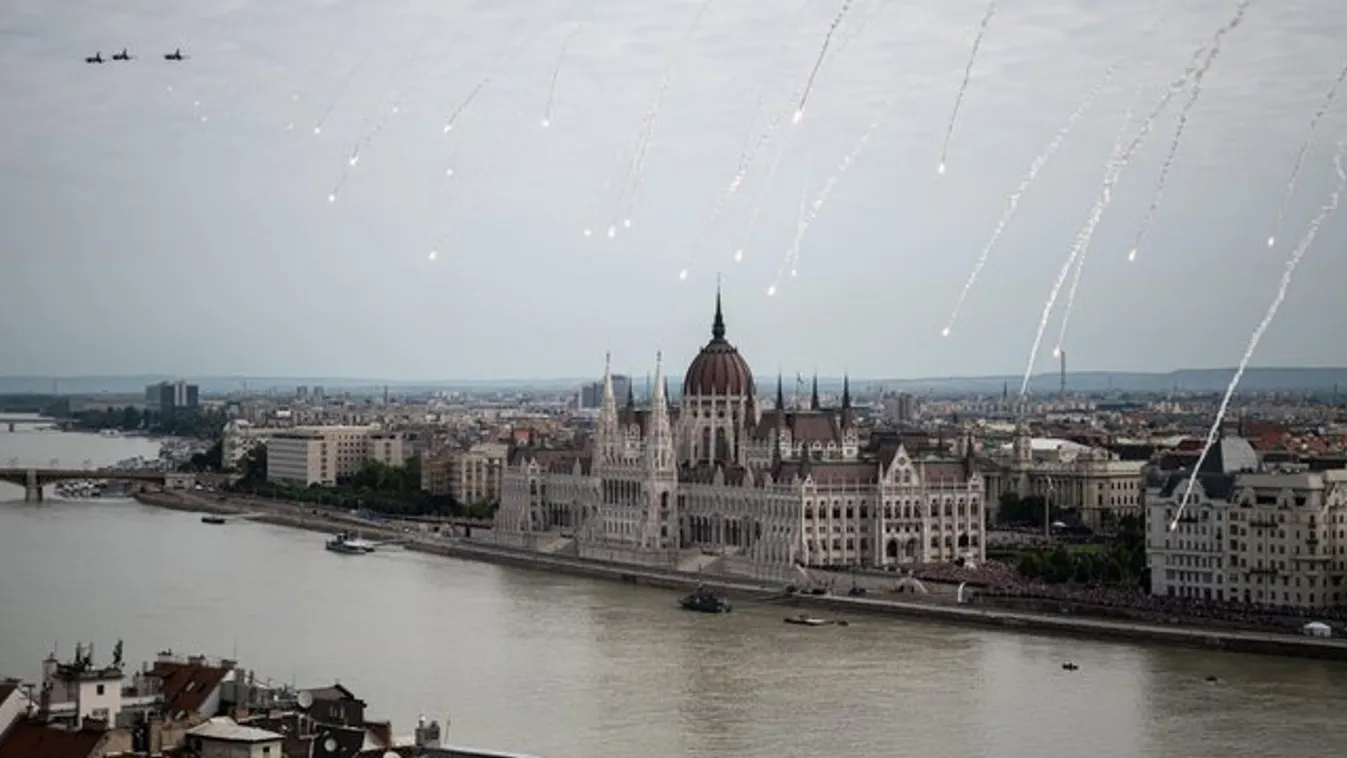 Orbán Viktor megmutatta: Ilyen volt az ég Budapest felett - fotók