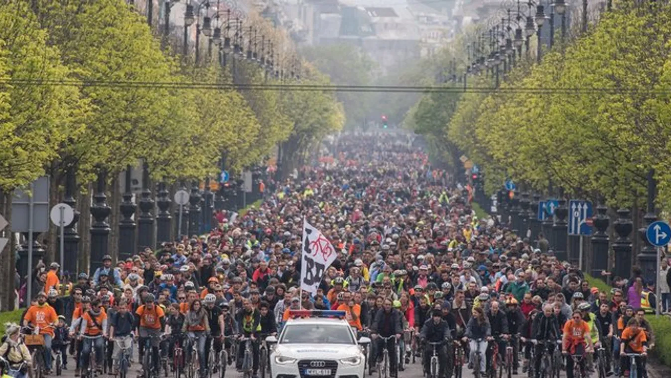 Tízezer bringás vonul fel vasárnap Budapesten - Lezárások lesznek