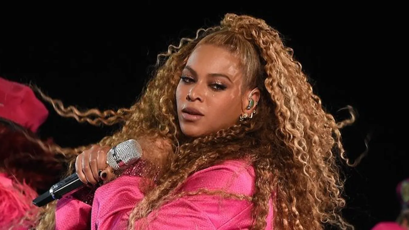 Beyoncé halálra rémült: létrával mentették ki a lebegő színpadról - videó