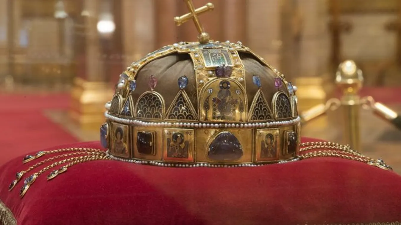 Részeg politikus próbálta fel a Szent Koronát