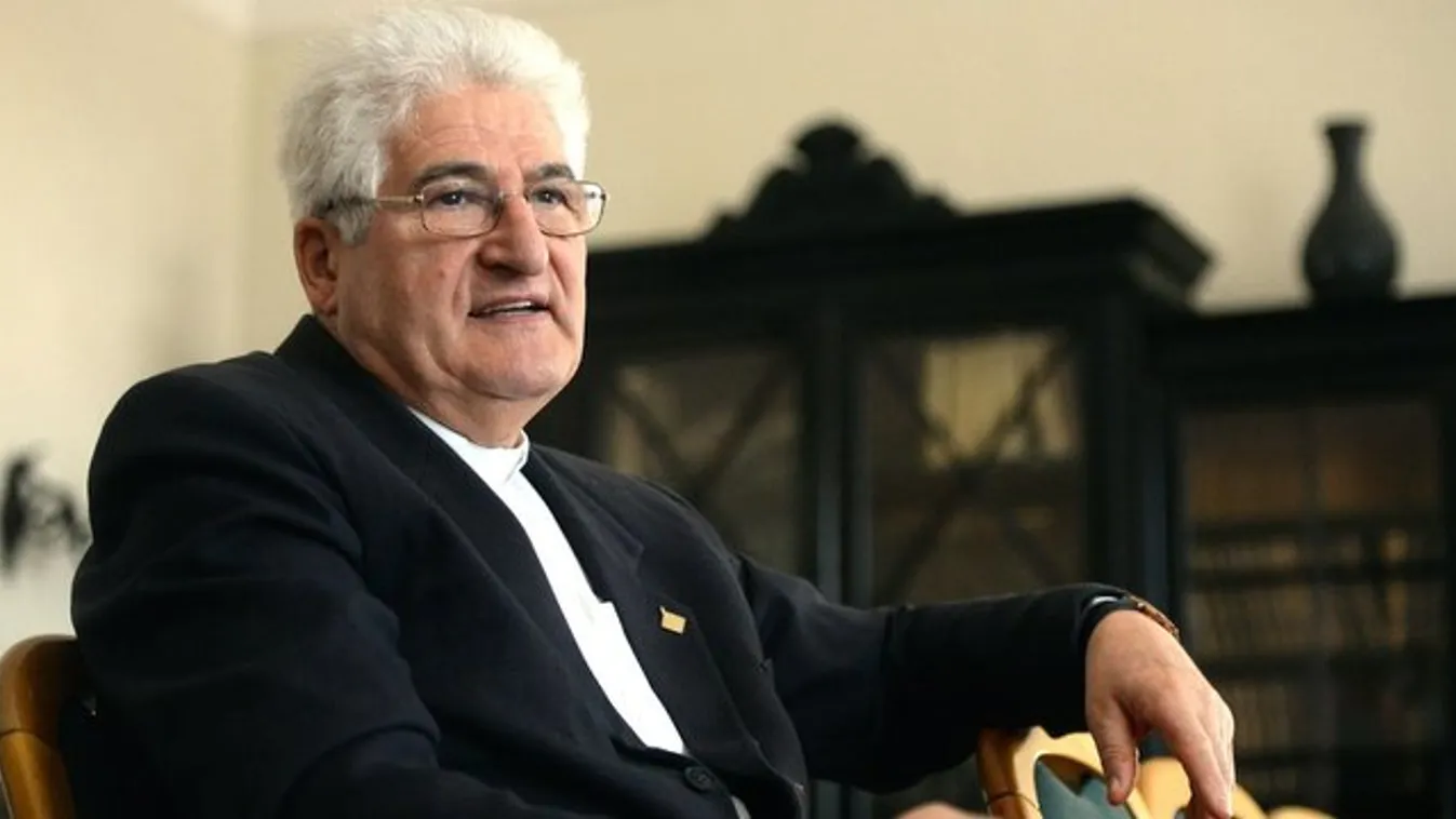 Gyilkosokat felügyel Lajos atya