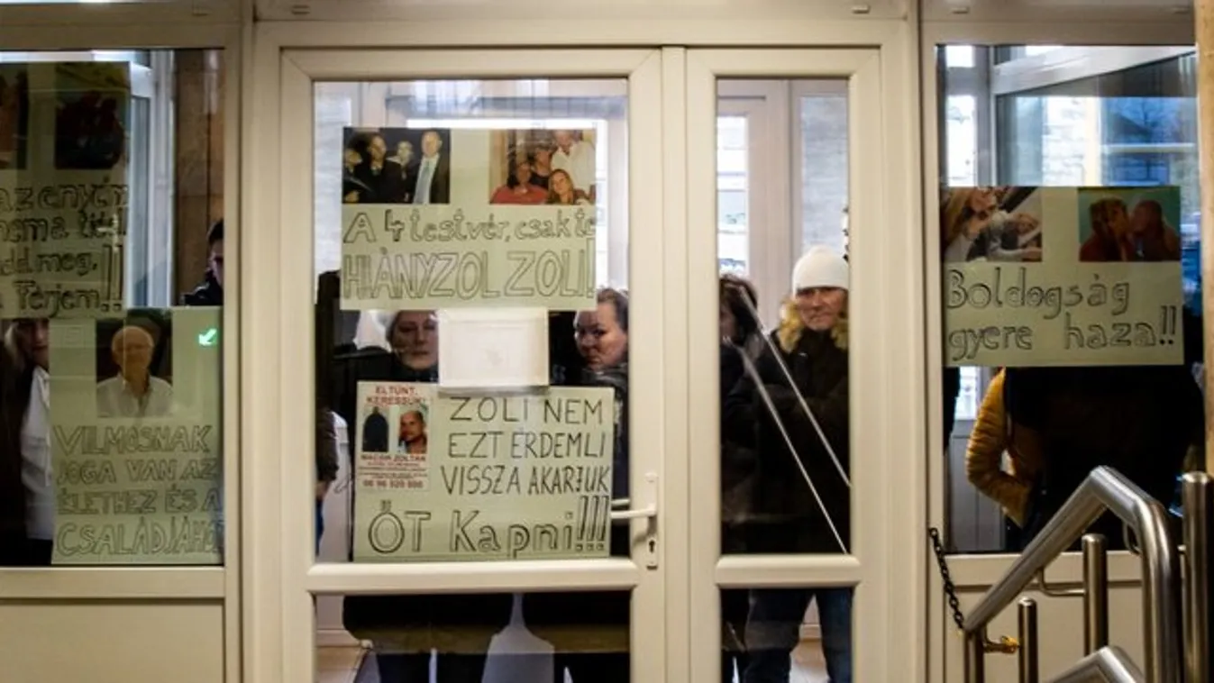 Transzparensekkel jelentek meg az eltűnt villanyszerelők családjai a gyanúsított tárgyalásán