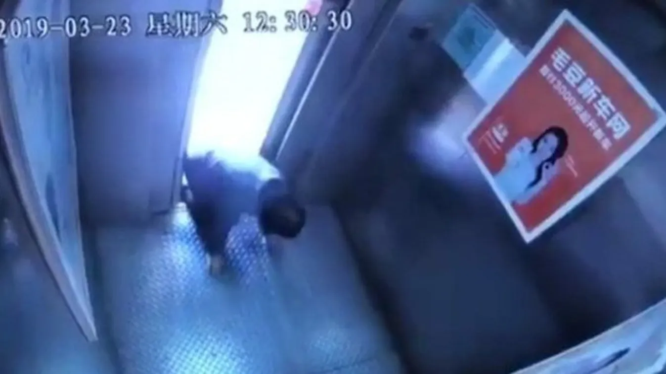 Horror! Néhány centin múlt, hogy a nőt kettévágja a lift – videó