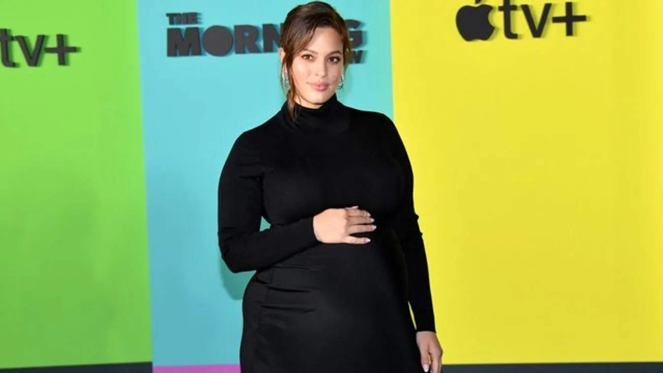 Megmutatta babáját Ashley Graham - vagy legalábbis egy kis részletet a babából