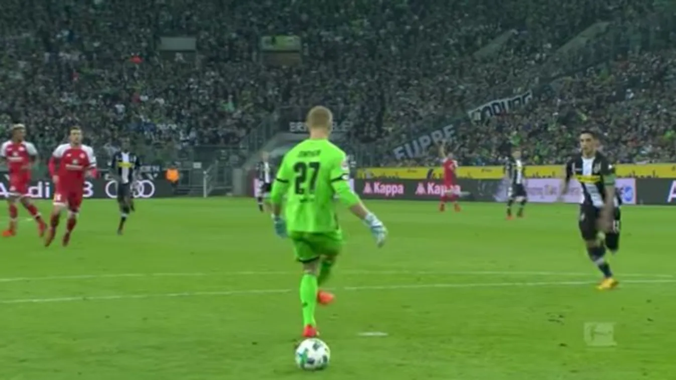 A tizenegyespontra hitte azt, hogy a labda a Bundesliga-kapus – videó