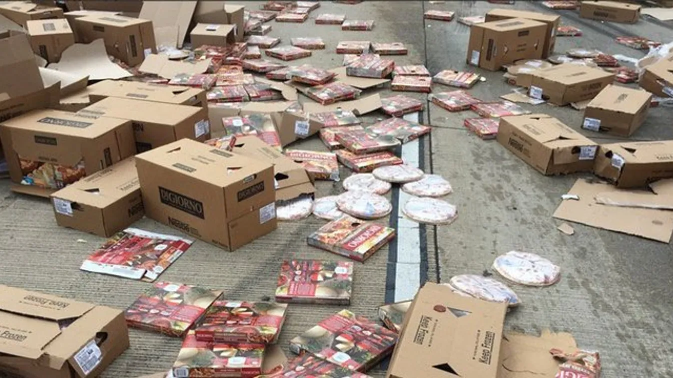 Rengeteg pizza robbant szét az autópályán – fotók